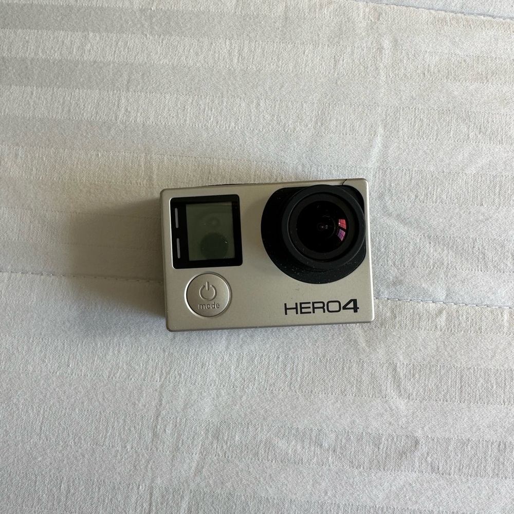 Go pro hero 4 - please note front has baby crack in plastic as pictured - Picture 2 of 5